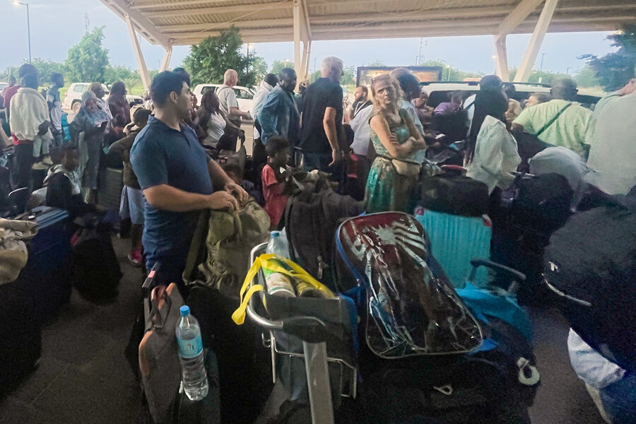 Foreigners flee Niger amid rising tensions, UN backs regional bloc