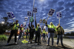 Auto Workers Reach Deal With Ford, Strikes At GM, Stellantis Continue ...