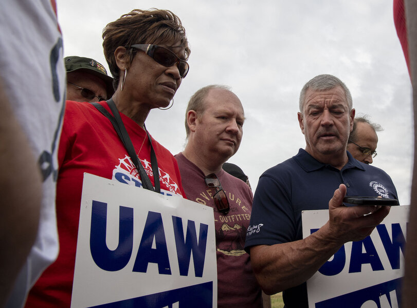 GM workers become first of Detroit Three automakers to approve labour deal  with UAW - The Globe and Mail