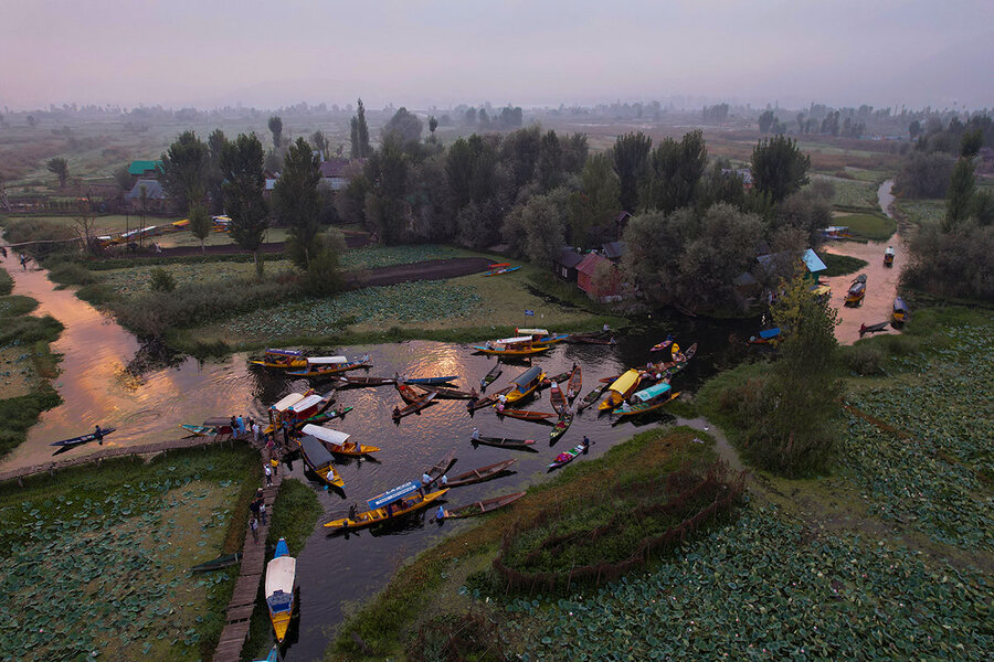 In Pictures: India&rsquo;s timeless floating market lives on