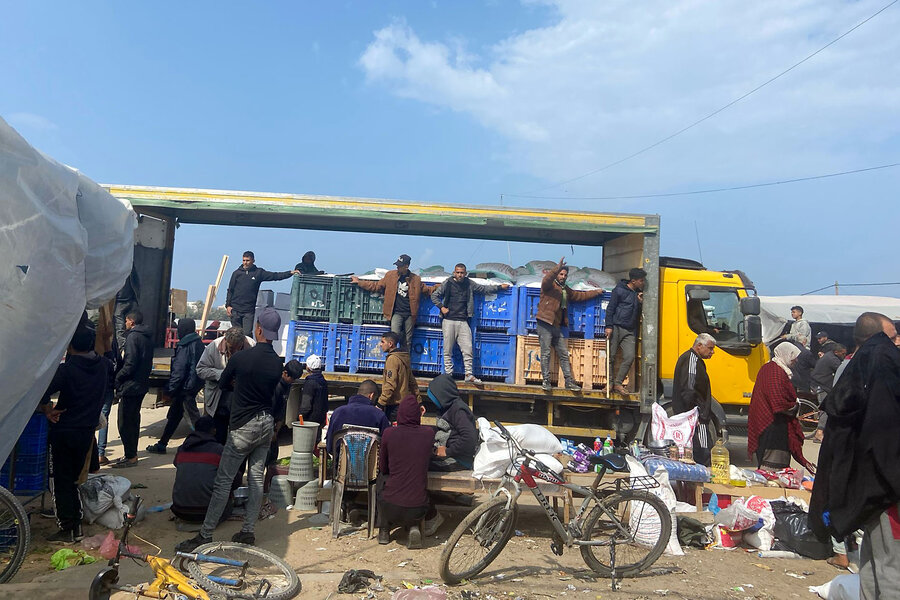 As hunger grips Gaza, law and order crumbles