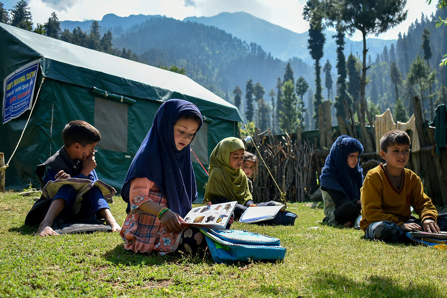 To reach Kashmir&rsquo;s Himalayan nomads, teachers bring classrooms to the pasture