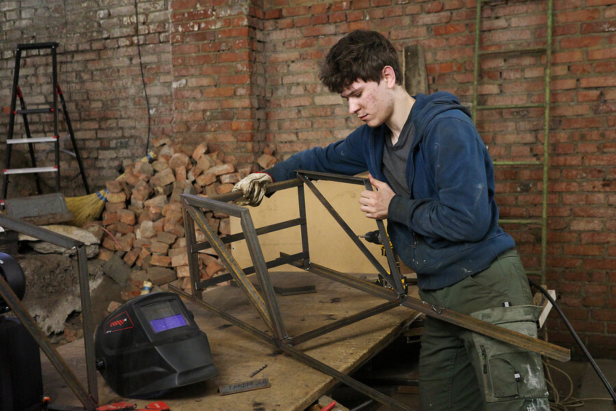 In this Ukrainian workshop, ordinary cars become battlefield ambulances