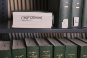 As tech companies battle copyright lawsuits, Microsoft and OpenAI have increasingly looked to libraries for material to train chatbots. Harvard-based Institutional Data Initiative aims to forge partnerships between archive keepers and AI developers. 