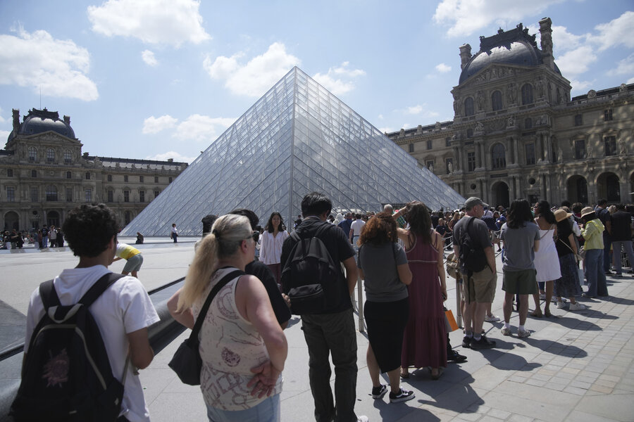 ‘It’s the Mona Lisa moan out here.’ The Louvre shuts, leaving thousands waiting.