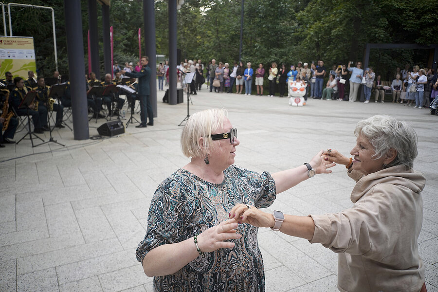 Moscow ignores war in Ukraine to celebrate summer