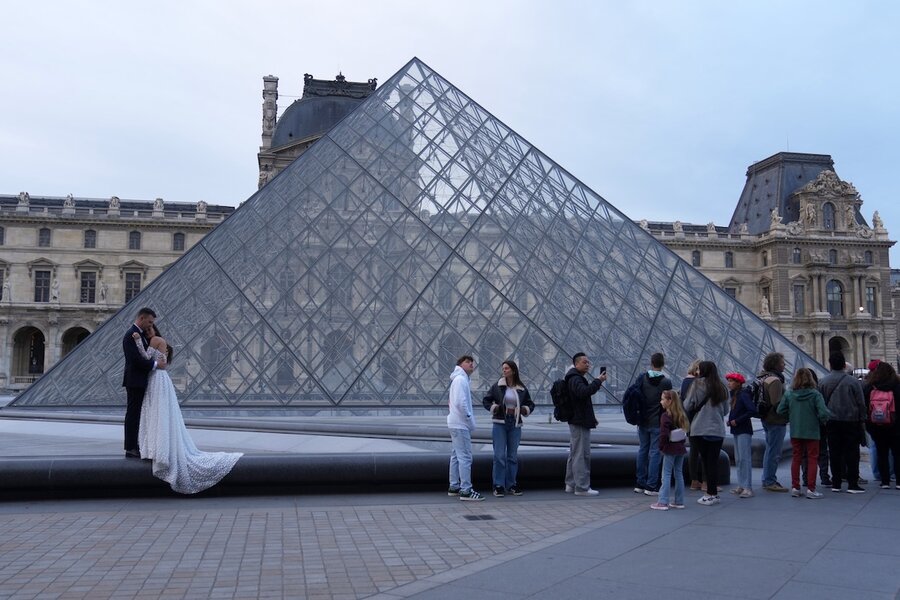 Police arrest two suspects over Louvre theft