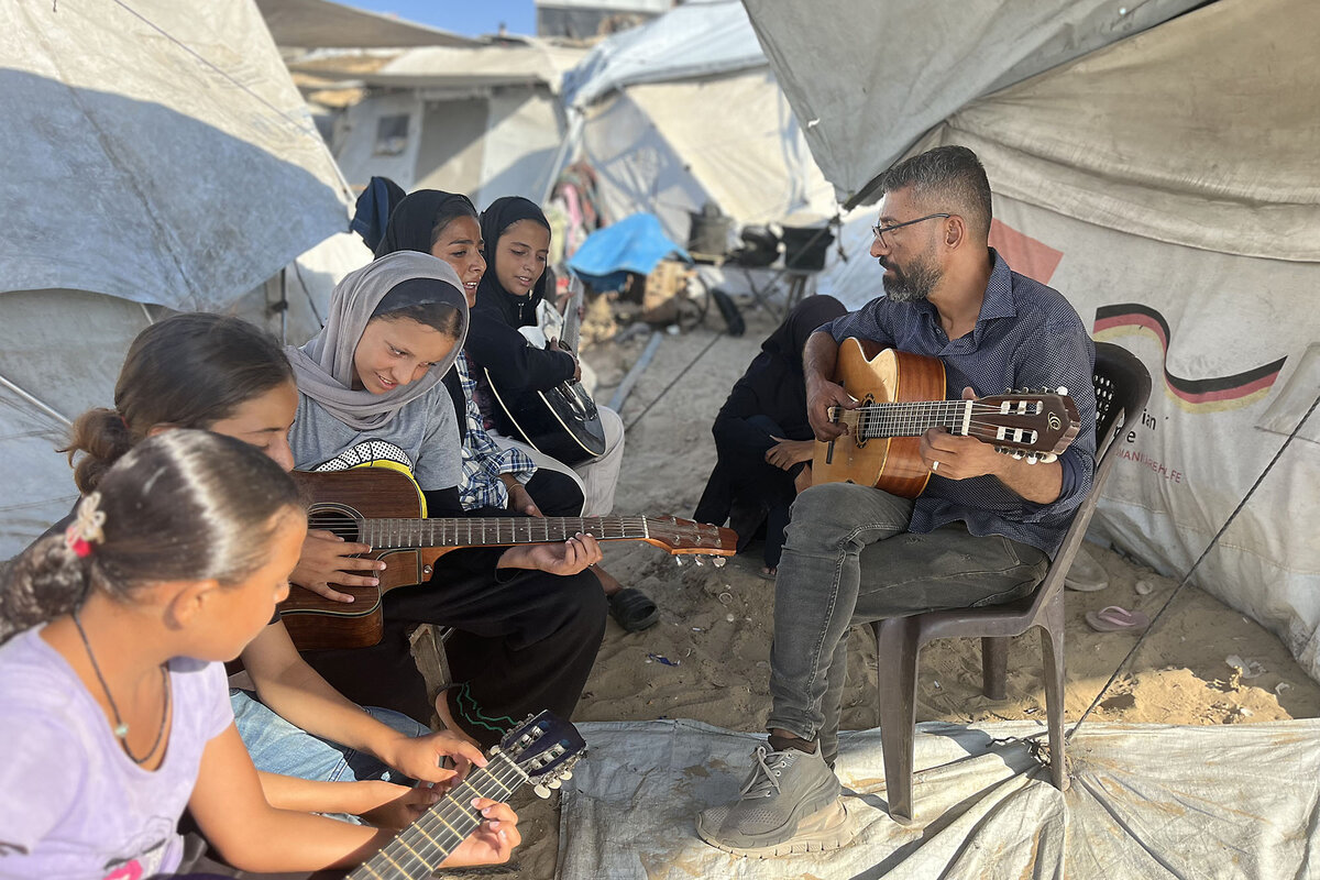 In Gaza, a music teacher sings above the din of war - CSMonitor.com