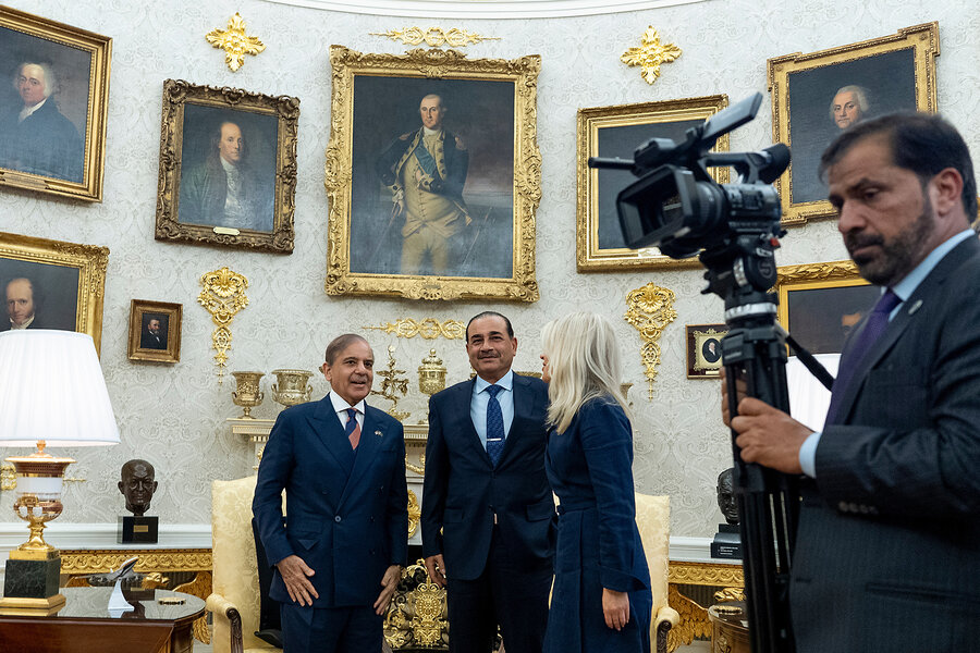 Pakistan’s army chief consolidates power, advancing a cycle of military rule