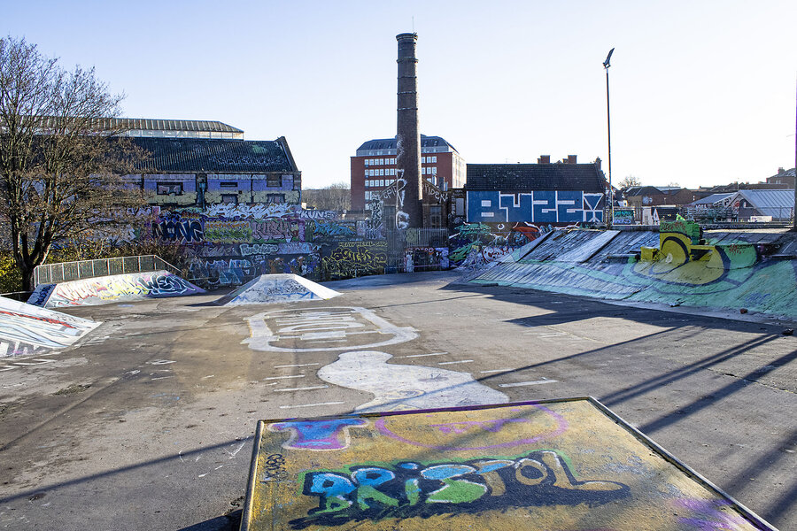 English voters scatter from the center, strengthening extremes