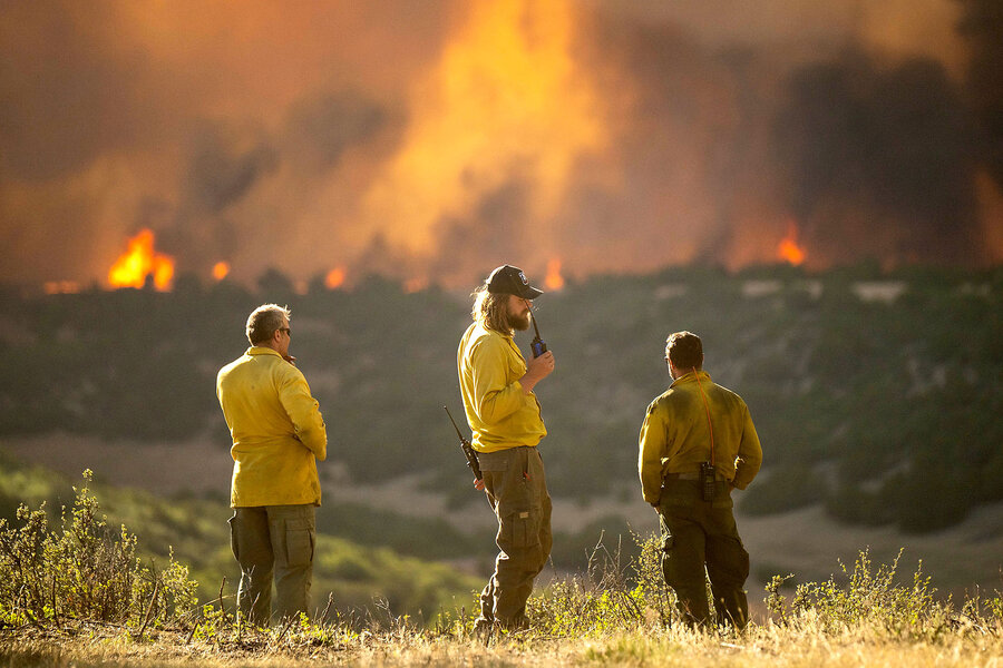 Families, livestock fleeing Colorado wildfire look for community support