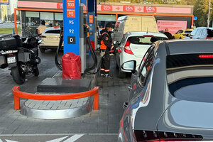 csmonitor.com - Fred Weir - In Russia, gas station prices stay the same, but lines get longer
