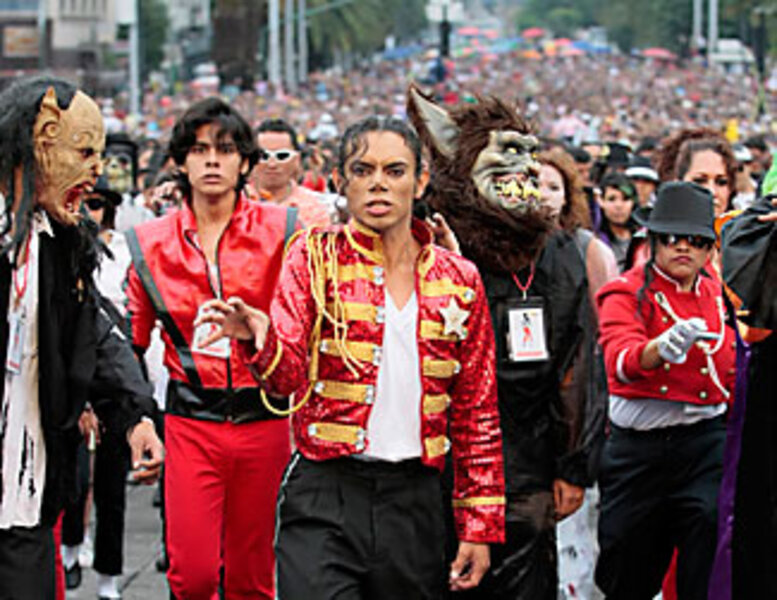 Thriller' de Michael Jackson reúne multidão em flashmob na cidade de Nova  York