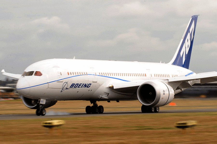 Boeing Dreamliner makes first overseas landing; completes first flight ...