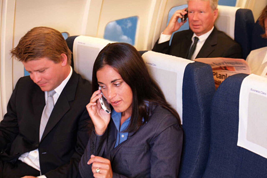 Разговор по телефону в самолете. Бизнесмен с мобильным телефоном в самолете. Говорит по телефону в самолёте. Разговаривать по телефону в самолете фото. Почему нельзя телефон в самолете