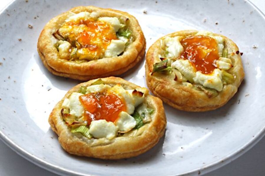 Goat cheese tarts with leeks and apricot preserves