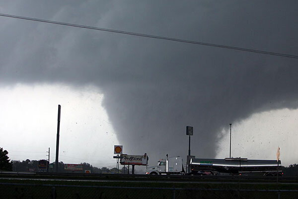 Tornado hits Springfield, Mass. (video) - CSMonitor.com