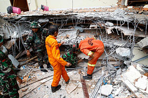 Rescuers Scramble To Find Indonesia Earthquake Survivors - CSMonitor.com